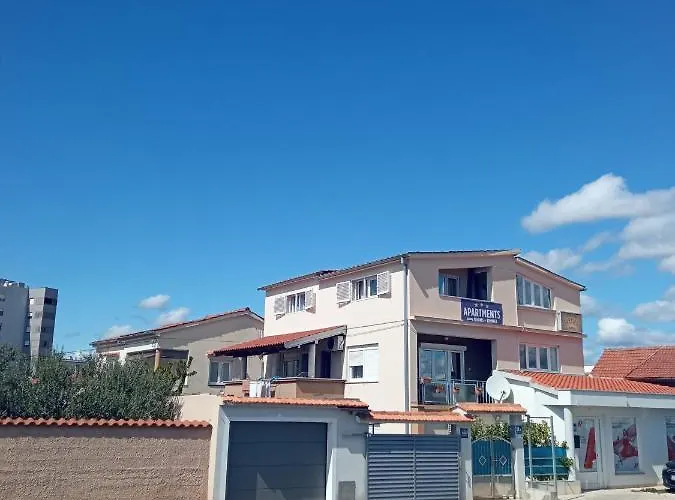 Meri- Near The Main Bus Station アパート ザダル